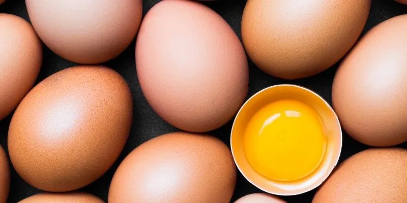 Mơ thấy trứng gà bị vỡ hoặc nứt
